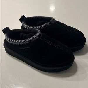 Koolaburra Kids Uggs  Black Cozy Slippers